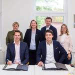 Gruppenbild bei der Vertragsunterzeichnung