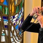 Lachlan Finlayson beim Fotografieren im Landtag von Sachsen-Anhalt