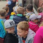 Die Kinder hören gespannt zu