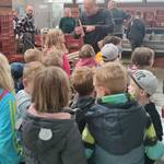 Den Kindern wird das Spargelgemüse erklärt