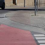 Detailbild zum neuen Bordstein am Fahrradweg (Schnittstelle NORMA)