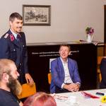 Gemeindewehrleiter Herr Franke beglückwünscht die Freiwillige Feuerwehr Schönwalde