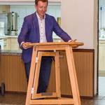 Herr Brohm übergibt einen Tisch als Geschenk zum Jubiläum
