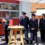 Benachbarte Feuerwehren gratulieren und überbringen kleine Geschenke