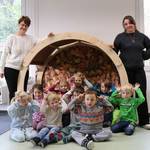 Erzieher mit Kindern