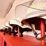 Helme der Feuerwehrleute aufgereiht - alles griffbereit für den Einsatz