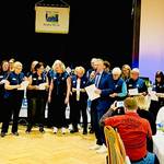 Mitglieder des Vereins gratulieren Bild 1