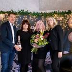 Gruppenbild der Mitarbeiterinnen des Friseursalons 'Hair & Flair' und dem Bürgermeister