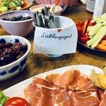 Reichhaltig gedeckter Tisch