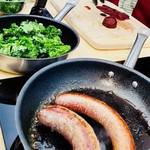 Pfanne mit leckeren Bratwürstchen