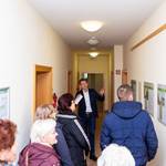 Herr Brohm führt interessierte Gäste durch das Rathaus