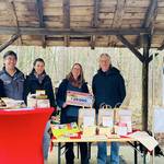 Eine Gruppe von Menschen unter anderem Herr Brohm beim Präsentieren der Förderung