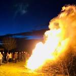 Menschengruppe steht um Osterfeuer herum &copy;EGem Stadt Tangerhütte
