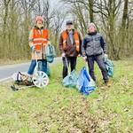 Drei Personen, zwei Männer und eine Frau haben bereits Müllsäcke mit Müll gefüllt &copy;EGem Stadt Tangerhütte