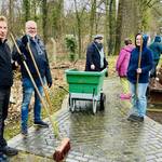Eine Gruppe von personen posieren für ein Foto während der Gehwegreinigung &copy;EGem Stadt Tangerhütte
