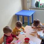 Zeichnende Kinder am Tisch mit Papier und Bundstiften &copy;EGem Stadt Tangerhütte