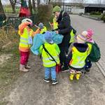 Sechs Kinder Sammeln gemeinsam mit Erzieherin Müll ein &copy;EGem Stadt Tangerhütte