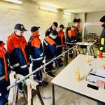 Mitglieder der Jugendfeuerwehr Bittkau üben wichtige Knoten an einer Metallstange &copy;EGem Stadt Tangerhütte