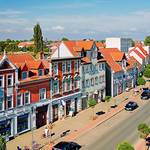 Mehrere Geschäfte und Wohnhäuser an der Asphaltierten Strasse &copy;EGem Stadt Tangerhütte