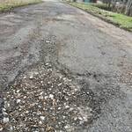 Das große Loch in der Straße wurde ehemals durch Schotter aufgefüllt &copy;EGem Stadt Tangerhütte