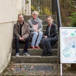 Gruppenbild des Teams für die Kinder- und Jugendarbeit auf der Treppe zum Eingang des Jugendclubs Tangerhütte am Bühnenhaus des Kulturhauses &copy;EGem Stadt Tangerhütte