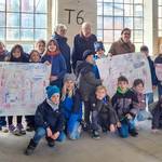 Gruppenbild der Hortkinder, die als ZukunftsHandwerker die Tangerhütter Industriegeschichte erlebt haben &copy;EGem Stadt Tangerhütte