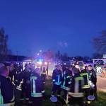 links stehen Mitglieder der Feuerwehr, rechts ein Polizeiauto; der Himmel wird langsam dunkel &copy;EGem Stadt Tangerhütte