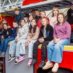 Gruppenbild der Kinder auf dem neuen Drehleiter-Feuerwehrfahrzeug &copy;EGem Stadt Tangerhütte
