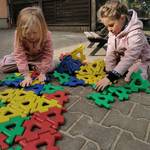 Die Kinder probieren das neue Konstruktionsspiel &copy;EGem Stadt Tangerhütte