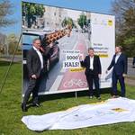 Gruppenfoto mit Frau Dr. Hüskens und Vertretern des ADAC und der AG Fahradfreundlicher Kommunen vor dem Kampagnenplakat