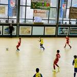 Kinder spielen Fußball in der Sporthalle an der Birkholzer Chaussee in Tangerhütte &copy;EGem Stadt Tangerhütte