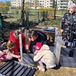 Gemeinsam wird das neue Hochbeet zusammengebaut &copy;EGem Stadt Tangerhütte