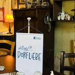 Es wird ein Raum gezeigt, dort sieht man einen Tisch mit Gläsern und Kerze darauf steht der Wimpel &copy;Die Bildrechte liegen bei der Konrad-Adenauer-Stiftung e.V.