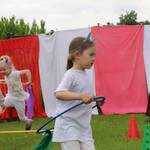 Drei Kinder mit Hula hoop Reifen um die Hüften laufen einen ausgezeichneten Rundkurs ab, ebenso beim Laufen ist eine Erzieherin zu sehen. &copy;Sabrina Lamcha