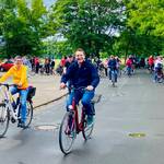 Mehrere Radfahrer sind auf dem Bild. Freudig wird sich auf dem Fahrrad fortbewegt. Einige nutzen die Chance zur Rast. &copy;EGem Tangerhütte