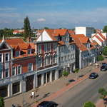 Wir sehen Tangerhüttens Bismarckstraße, es sind Fahrende und parkende Autos zu sehen, ebenso die lokalen Geschäfte. &copy;EGem Tangerhütte