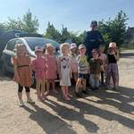 Gruppenbild mit Kindern und einer Polizistin vor einem Einsatzfahrzeug der Polizei &copy;EGem Stadt Tangerhütte