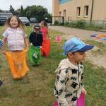 Beim Kita-Sportfest werden verschiedene sportliche Aktivitäten ausprobiert - zum Beispiel Sackhüpfen &copy;EGem Stadt Tangerhütte