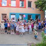 Die Kinder führen mit Ihren Erziehern einen Tanz auf und singen ein Lied und haben Spaß dabei. &copy;EGem Stadt Tangerhütte
