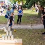 Ein Junge wirft einen Ball auf einen Stapel Büchsen, er trifft und ein paar Büchsen fallen herunter &copy;EGem Stadt Tangerhütte