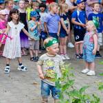 Die Kinder tanzen ausgelassen zur Musik, im Vordergrund steht ein kleiner Junge der sichtlich Spaß hat und seine ersten Tanzversuche unternimmt &copy;EGem Stadt Tangerhütte