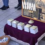 Detailansicht der Stolpersteine mit einem Gedenkbild im Hintergrund &copy;EGem Stadt Tangerhütte
