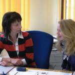 Elvira Zuchowicz (li.) und Isabell Lenz auf Schnupperkurs im Rathaus.