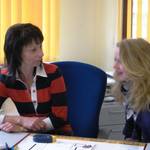 Elvira Zuchowicz (li.) und Isabell Lenz auf Schnupperkurs im Rathaus.