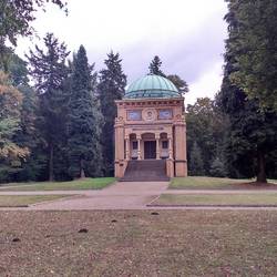 Mauseleum_im_Stadtpark.JPG