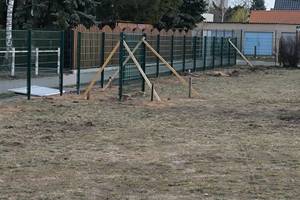 ein neuer Zaun wird am Abenteuerspielplatz errichtet &copy;EGem Stadt Tangerhütte