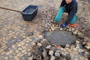 ein Mitarbeiter des Bauhofes repariert Fahrbahnschäden in der Blumenstraße - das Pflaster wurde aufgenommen und wird nun neu eingesetzt &copy;EGem Stadt Tangerhütte