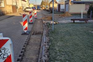 aufgenommenes Straßenpflaster  und Warnbaken bei der Reparatur der Regenentwässerung in Birkholz &copy;EGem Stadt Tangerhütte