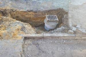 im Rahmen der Reparatur der Regenentwässerung wurde ein Ablauf freigelegt &copy;EGem Stadt Tangerhütte