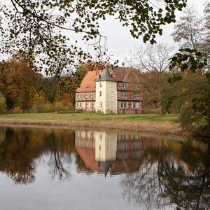 Herrenhaus in Briest mit Schlossteich im Vordergrund